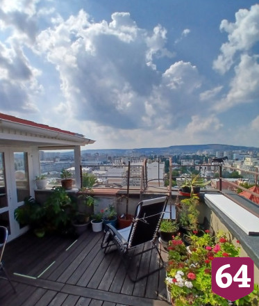 В центре Саратова продают двухэтажную квартиру со смотровой площадкой